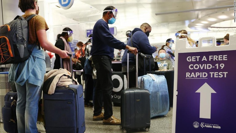 米ＬＡの国際空港に到着後、新型コロナのスピード検査の列に並ぶ旅行者ら/Mario Tama/Getty Images
