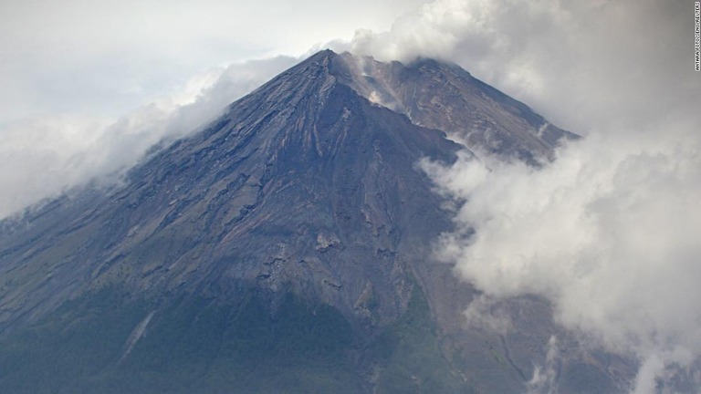 大雨によってスメル火山の噴火が誘発されたとする見解が発表された/Antara Foto/Seno/Reuters