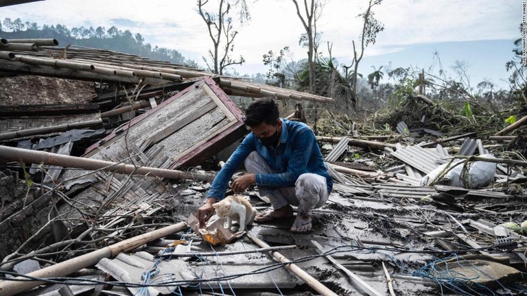 噴火の被害を受けた家屋＝８日、インドネシア・ジャワ島ルマジャン/Juni Kriswanto/AFP/Getty Images