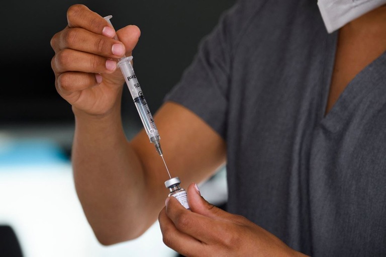 米ＬＡの移動式診療所で、ファイザー製ワクチンの投与の準備をする医師助手/Patrick T. Fallon/AFP/Getty Images