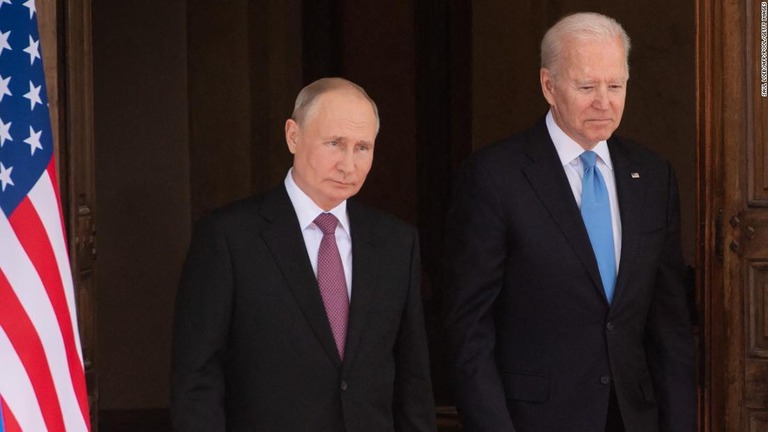 バイデン米大統領（右）とロシアのプーチン大統領（左）＝６月１６日、スイス・ジュネーブ/SAUL LOEB/AFP/POOL/Getty Images
