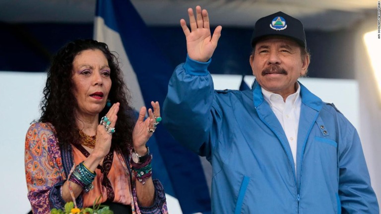 ニカラグアのダニエル・オルテガ大統領と妻のロサリオ・ムリヨ氏＝２０１８年１０月１３日/Inti Ocon/AFP/Getty Images