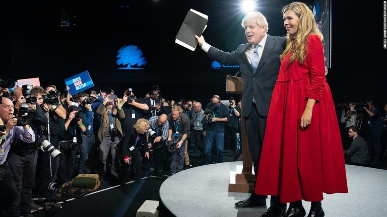 ボリス・ジョンソン英首相と妻のキャリー・ジョンソンさん＝１０月６日、英国マンチェスター/Stefan Rousseau/PA/Getty Images