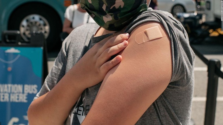 ワクチン接種を受けた１３歳の少年がバンドエイドを見せる様子＝２１年６月５日、ニューヨーク市/Scott Heins/Getty Images