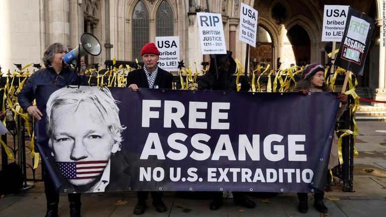 英裁判所の外でアサンジ被告の米国への身柄引き渡しに抗議の声を上げる支持者ら/Niklas Halle'n/AFP/Getty Images