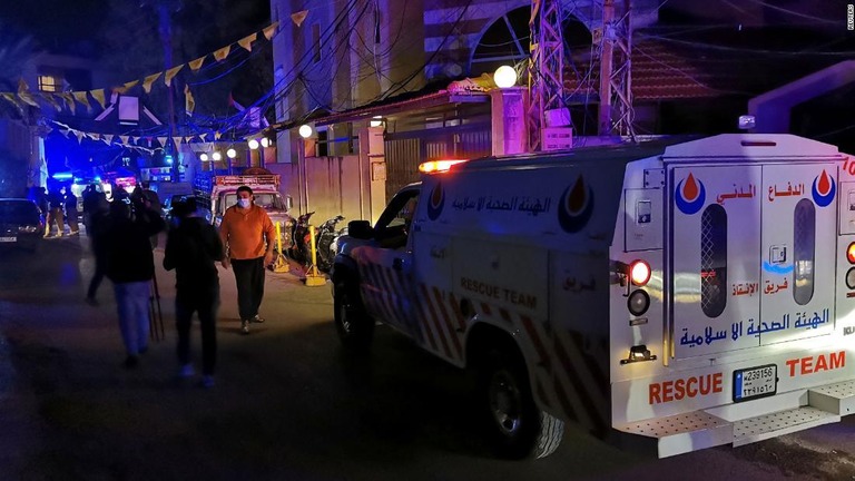 爆発現場に到着した救急車両/Reuters 