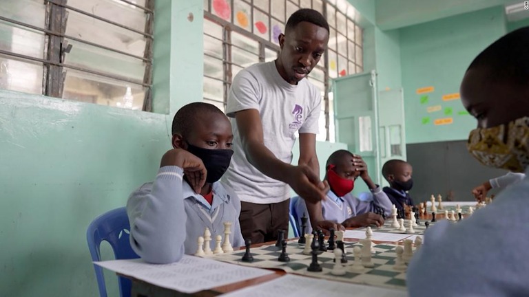 ケニアのチェス指導者ジェームズ・カンガル氏/CNN