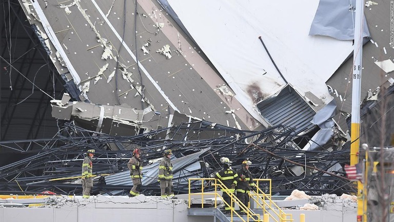 米イリノイ州にあるアマゾンの倉庫が竜巻によって倒壊し、死傷者が出ている/Michael B. Thomas/Getty Images