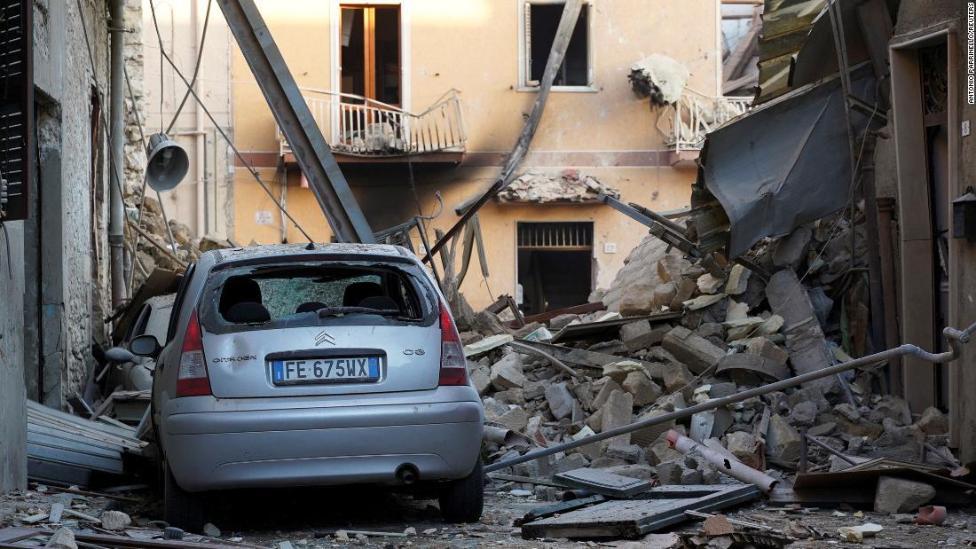 建物が崩壊した現場の様子/Antonio Parrinello/Reuters