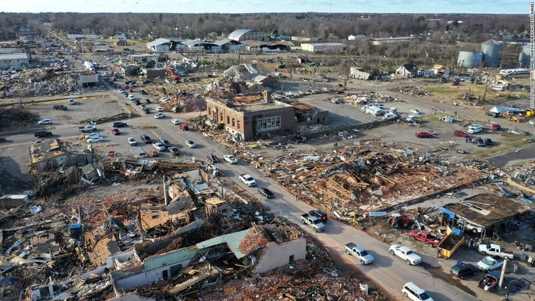 竜巻が通過して住宅や店舗が破壊された＝１１日、ケンタッキー州メイフィールド/Scott Olson/Getty Images