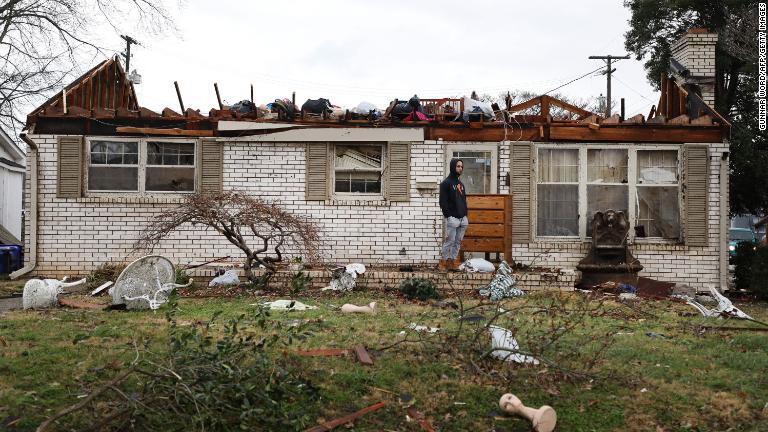 屋根のなくなった家屋の前に立つ人＝ボーリンググリーン/Gunnar Word/AFP/Getty Images