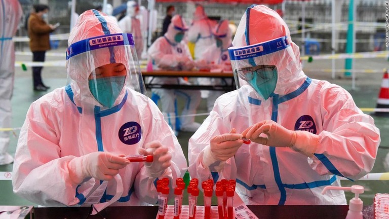 中国・浙江省寧波で核酸検査の準備をする医療従事者/Hu Xuejun/Xinhua/Getty Images