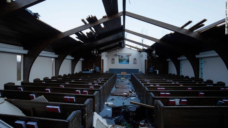 屋根が飛ばされたメイフィールドの教会/Brett Carlsen/Getty Images