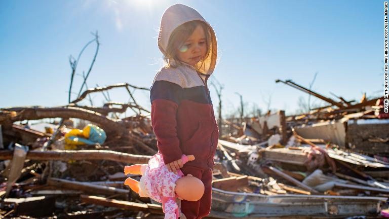 がれきと化したドーソンスプリングスの自宅の前に佇む３歳の女の子/Austin Anthony for The Washington Post/Getty Images