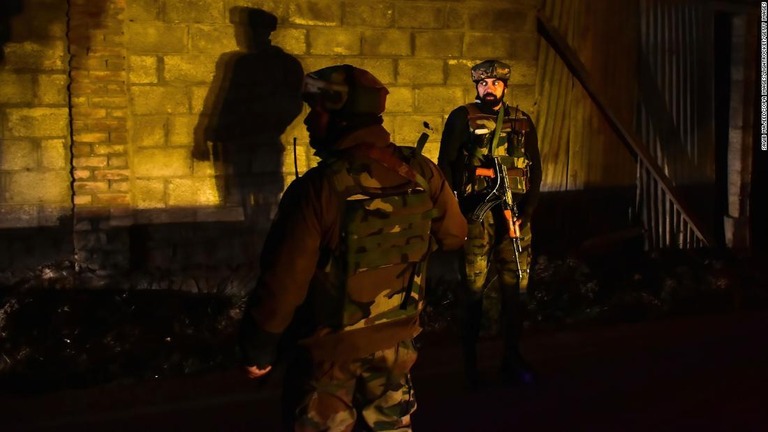 スリナガル郊外の武力攻撃現場で警備に立つ準軍事組織隊員＝１３日/Saqib Majeed/SOPA Images/LightRocket/Getty Images