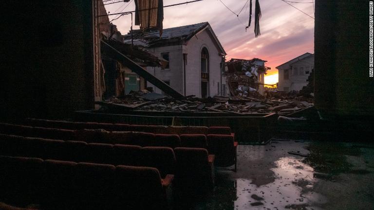スクリーンのあった箇所が倒壊したメイフィールドの映画館/Liam Kennedy/Bloomberg/Getty Images