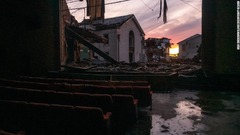スクリーンのあった箇所が倒壊したメイフィールドの映画館
