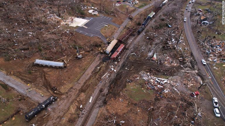 脱線した鉄道車両ががれきの中に横たわる＝アーリントン/Cheney Orr/Reuters