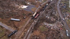 脱線した鉄道車両ががれきの中に横たわる＝アーリントン