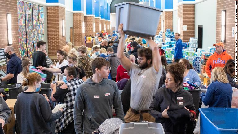 ボーリンググリーンの高校で、被災者に物資を寄贈する赤十字のボランティアら/Silas Walker/Lexington Herald-Leader/Tribune News Service/Getty Images