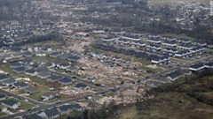 竜巻の通った地点で家屋が破壊されている＝ケンタッキー州ボーリンググリーン