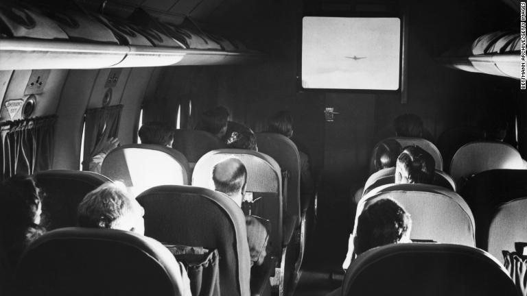 音声付きの機内映画は１９４５年１１月１５日にニューヨーク・ロンドン間の便で初めて導入された/Bettmann Archive/Getty Images