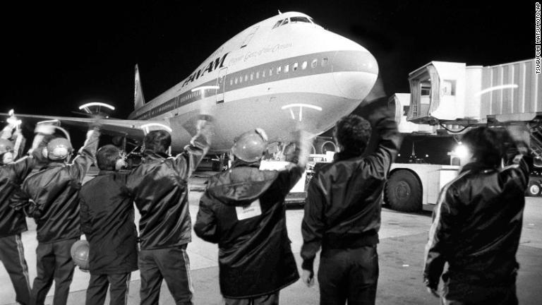成田からの最終フライトの機体に手を振る作業員ら＝１９８６年２月/Tsugufumi Matsumoto/AP