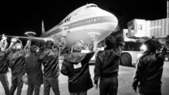 成田からの最終フライトの機体に手を振る作業員ら＝１９８６年２月
