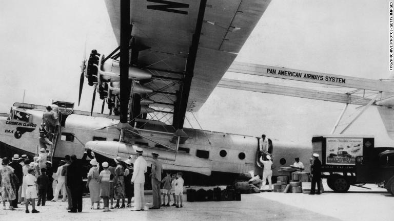 乗客の搭乗と荷物の積み込みが行われている「シコルスキーＳ４０」＝１９３７年ごろ、フロリダ州マイアミ/FPG/Archive Photos/Getty Images