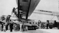 乗客の搭乗と荷物の積み込みが行われている「シコルスキーＳ４０」＝１９３７年ごろ、フロリダ州マイアミ