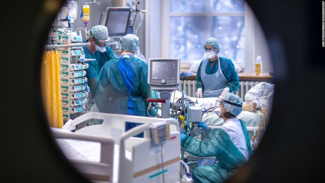 集中治療室(ICU)で患者を診る医師と看護師ら=11月30日、ドイツ・ロストック大学医療センター/Jens B'ttner/picture-alliance/dpa/AP