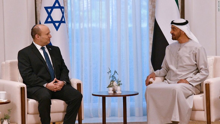 イスラエル首相のナフタリ・ベネット氏（写真左）とアブダビ首長国のムハンマド・ビン・ザイド皇太子＝１３日、アラブ首長国連邦（ＵＡＥ）のアブダビ/Haim Zach/Israel Government Press Office/AP