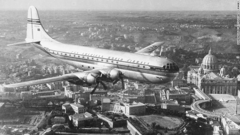 ローマ上空を飛行するパンナム機＝１９５０年代/Mondadori Portfolio/Getty Images