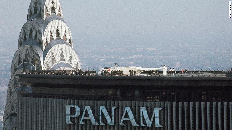 ニューヨークにあるパンナムの建物で起きたヘリコプターの事故/Ron Frehm/AP