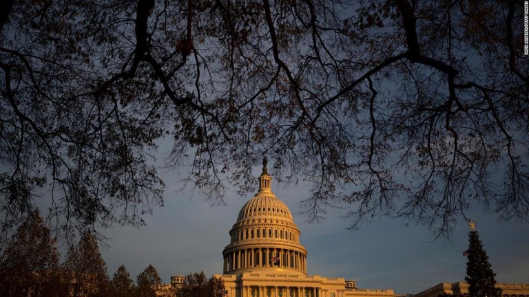 米連邦議会が、政府債務の上限を２．５兆ドル引き上げる法案を上下両院で可決した/Drew Angerer/Getty Images