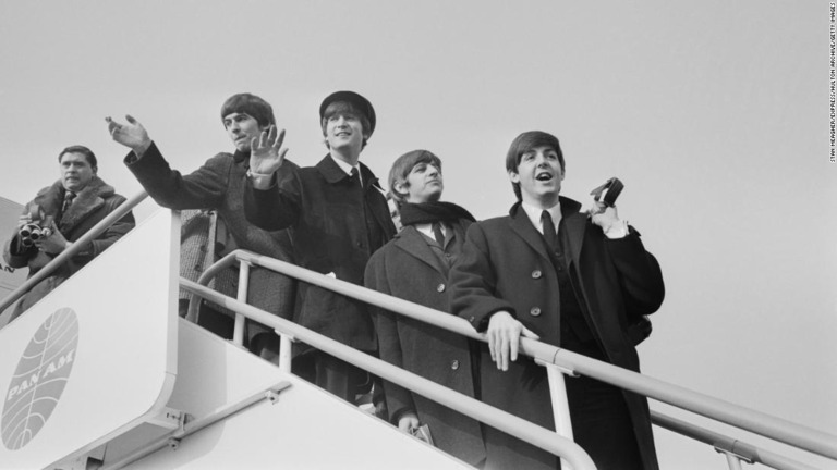 米国へ向かうため機内に乗り込むビートルズのメンバー＝１９６４年２月１３日、英ロンドン/Stan Meagher/Express/Hulton Archive/Getty Images