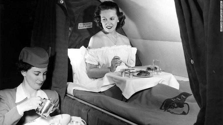 １９５０年代の機内食の様子/ullstein bild/Getty Images