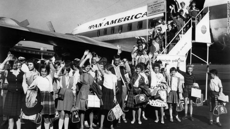 米国へ渡航するためパンナム機に乗り込もうとするドイツの子どもたち＝１９６０年９月、ドイツ・ベルリン/ullstein bild/Getty Images