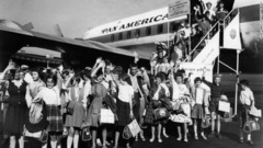 米国へ渡航するためパンナム機に乗り込もうとするドイツの子どもたち＝１９６０年９月、ドイツ・ベルリン