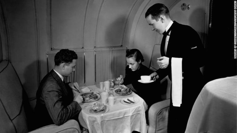 １９３６年に大洋横断便で機内サービスが始まった/Library of Congress/Corbis/VCG/Getty Images