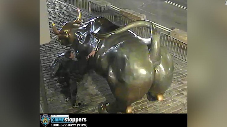 牛の彫像「チャージング・ブル」近くの監視カメラに映っていた人物/NYPD