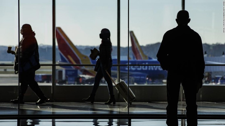 米航空大手２社のＣＥＯが機内でのマスク着用が感染防止に大いに役立つとは思わないと伝えた/Samuel Corum/Bloomberg/Getty Images