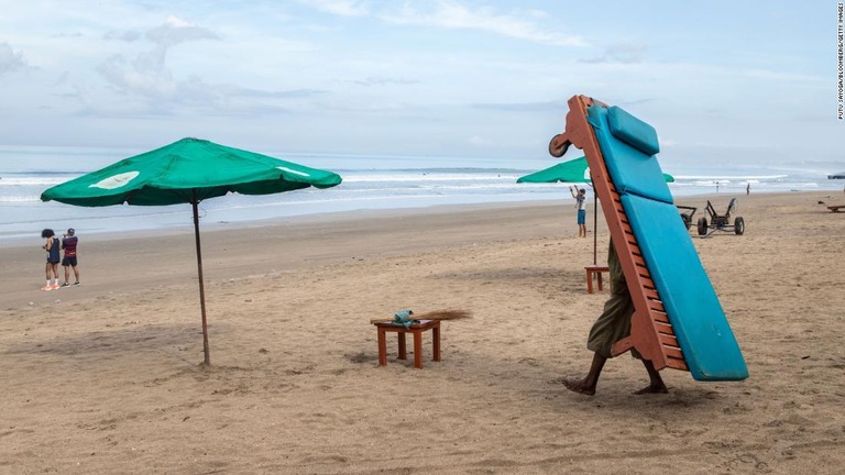 バリ島が今年１～１０月に受け入れた外国人観光客はわずか４５人だという/Putu Sayoga/Bloomberg/Getty Images