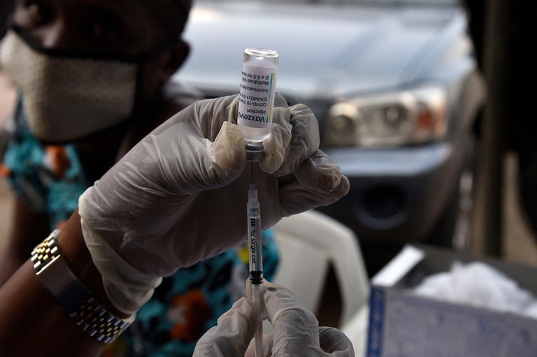 ナイジェリア・ラゴスで新型コロナワクチンの接種が行われる様子/Pius Utomi Ekpei/AFP/Getty Images