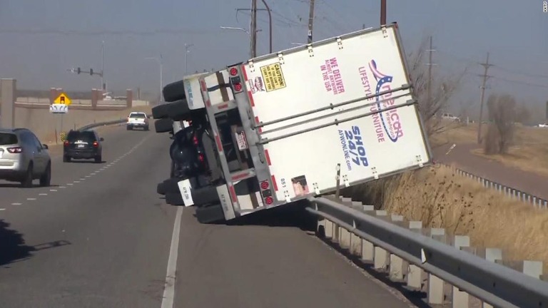 強風により横転したトラック＝米コロラド州エルパソ郡/KKTV