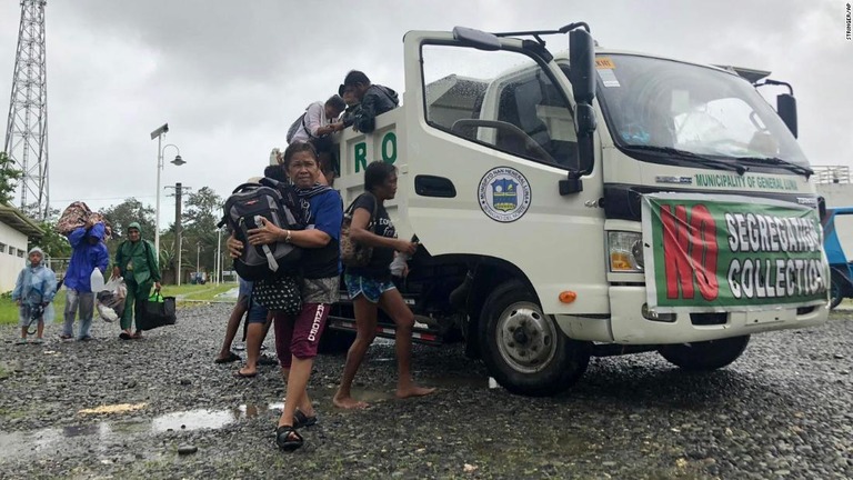 避難所に到着した住民ら＝１６日、フィリピン・スリガオ/Stringer/AP