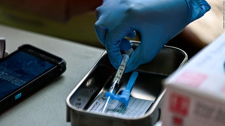 Ｊ＆Ｊ製の新型コロナウイルスワクチン＝５月１３日、米フロリダ州マイアミ/Chandan Khanna/AFP/Getty Images