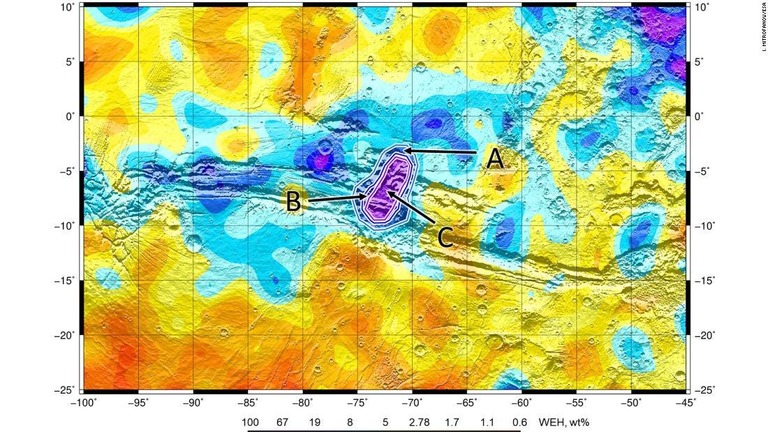 周回機が捉えた地図。高濃度の水が検出された部分が青や紫で示されている/I. Mitrofanov/ESA