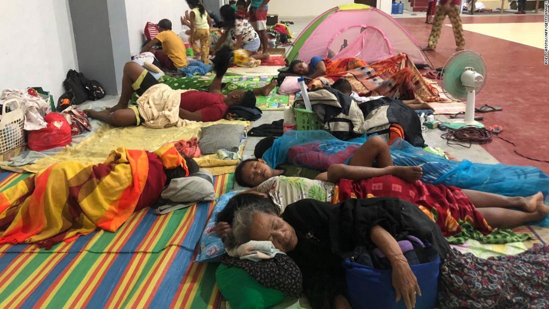 避難所となったスポーツ施設内で眠る住民ら＝１６日、フィリピン南部スリガオ/Roel Catoto//AFP/Getty Images