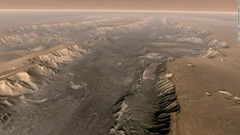 火星に「大量の水」発見、グランドキャニオンより巨大な渓谷で　